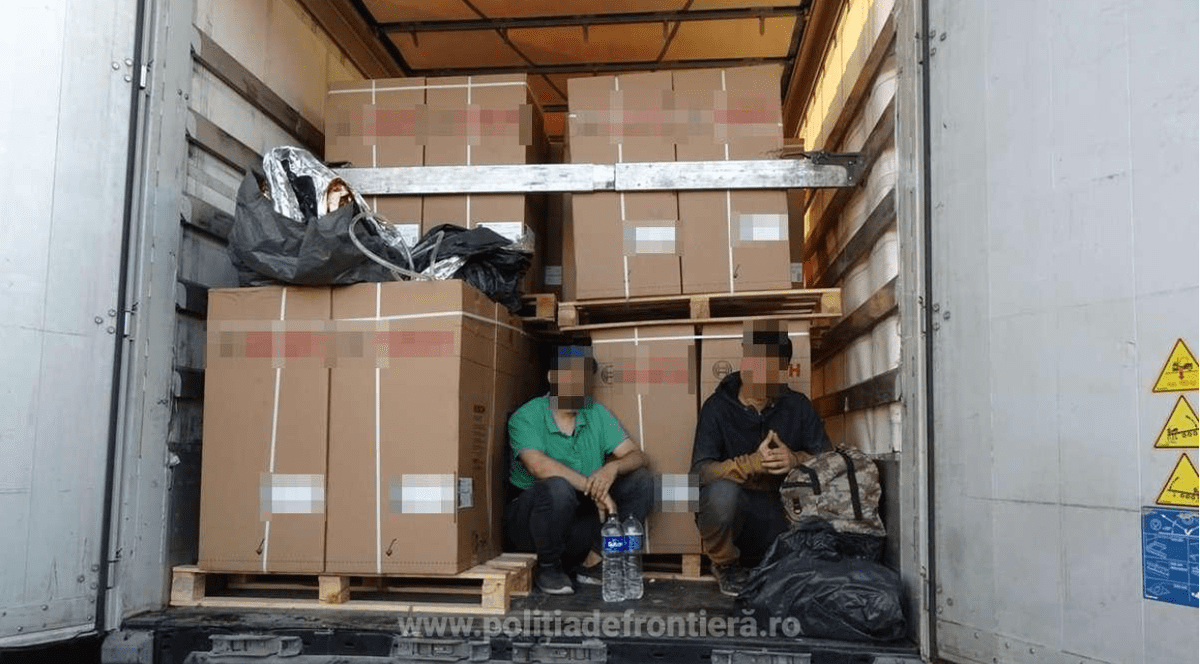 Doi bărbați au încercat să intre ilegal în România ascunși în saci de plastic și înfăşuraţi în folie de aluminiu