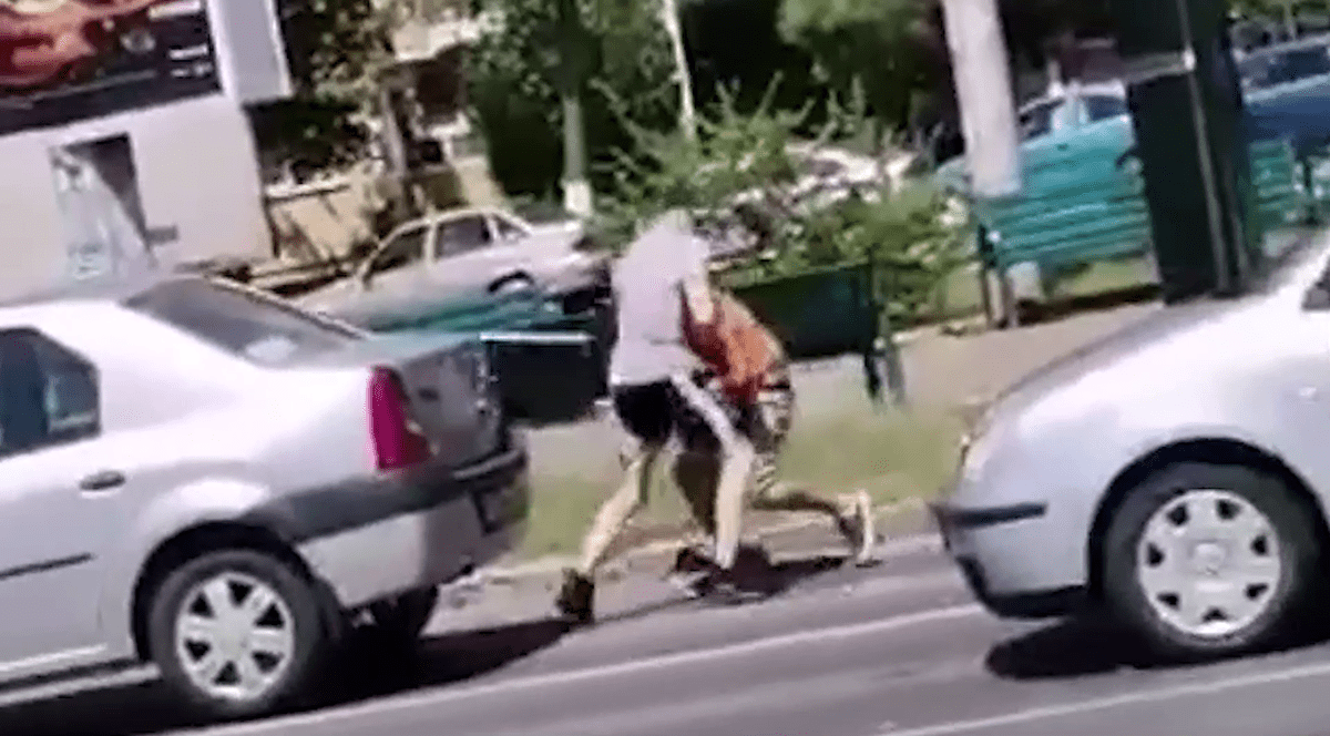 Bătaie între doi șoferi opriți la un semafor, în Buzău. Imaginile au fost filmate de un martor