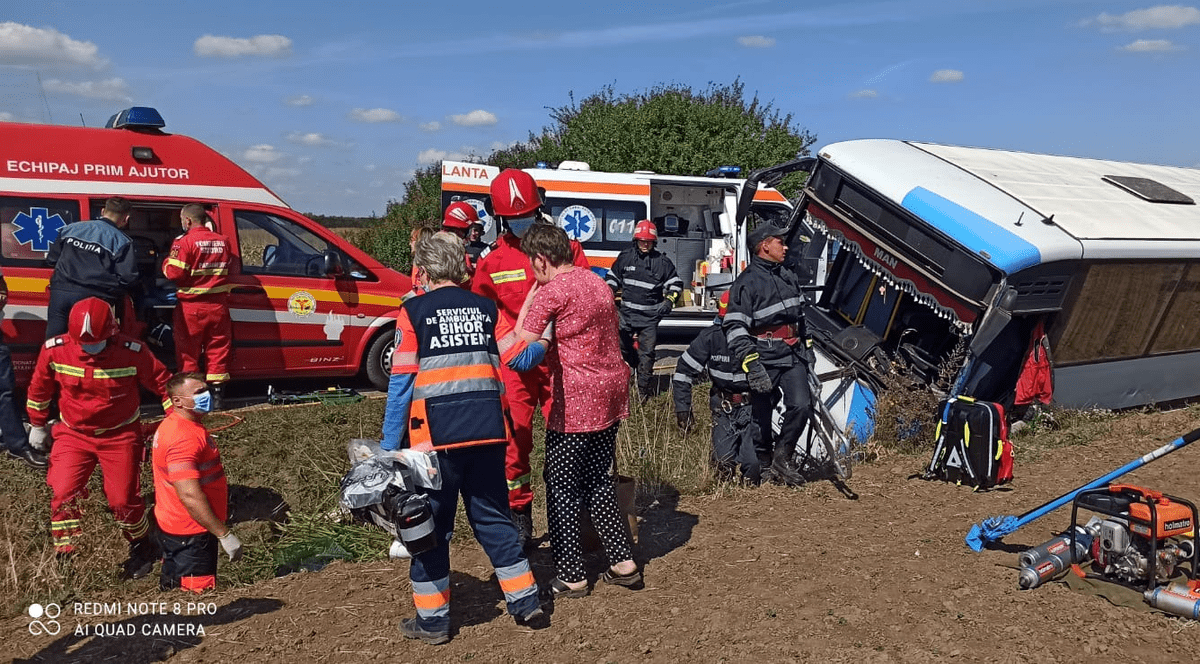 Planul roșu de intervenție a fost activat în Bihor, după ce un autobuz s-a răsturnat pe DN 19