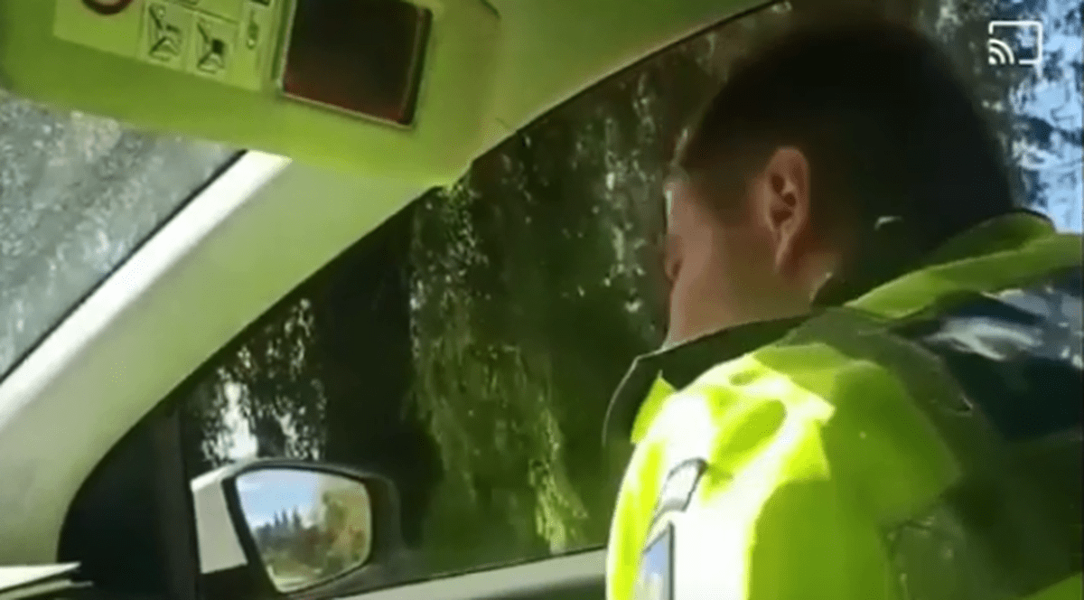 Doi polițiști din Covasna, cercetați disciplinar după ce au batjocorit o trecătoare