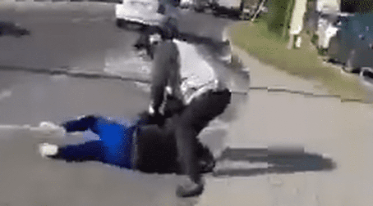 Scene șocante filmate într-o stație de autobuz din Timișoara. Doi controlori au agresat un bărbat și o femeie