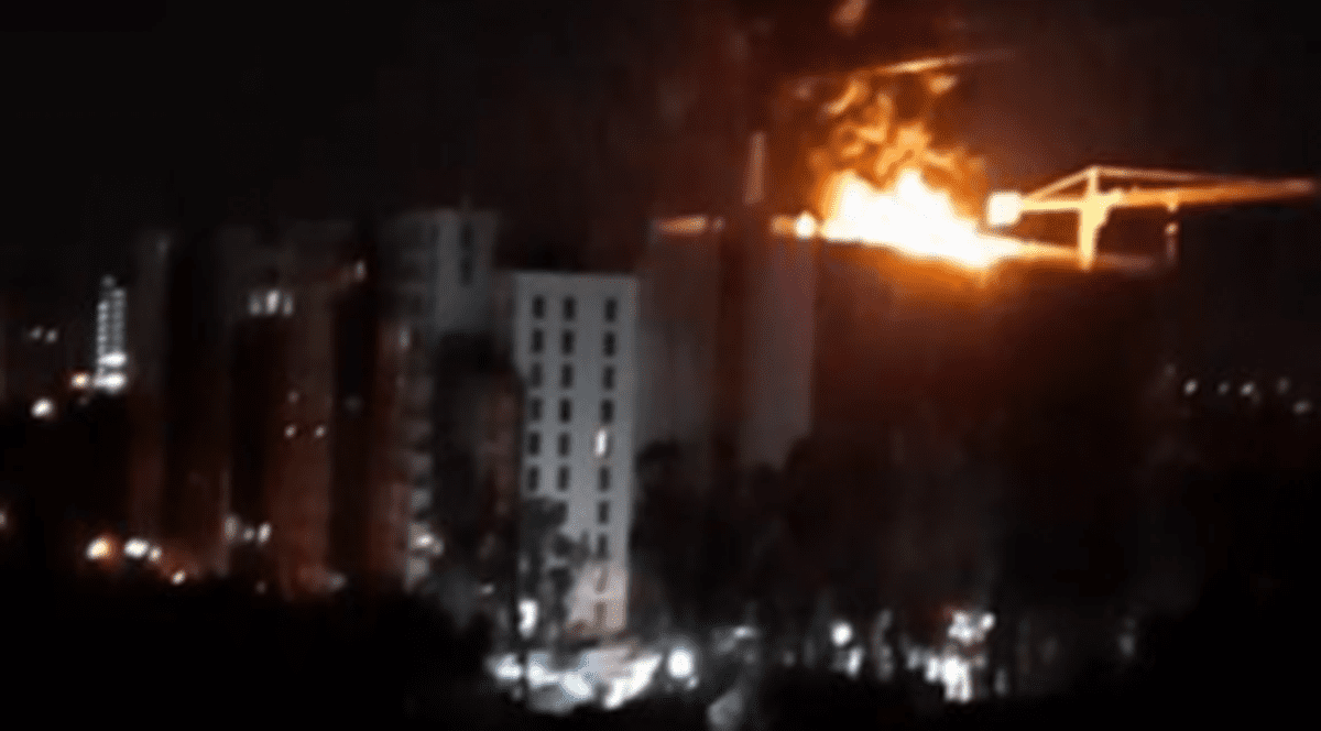 Momentul în care acoperișul blocului în construcție din nordul Bucureștiului a explodat, surprins de martori