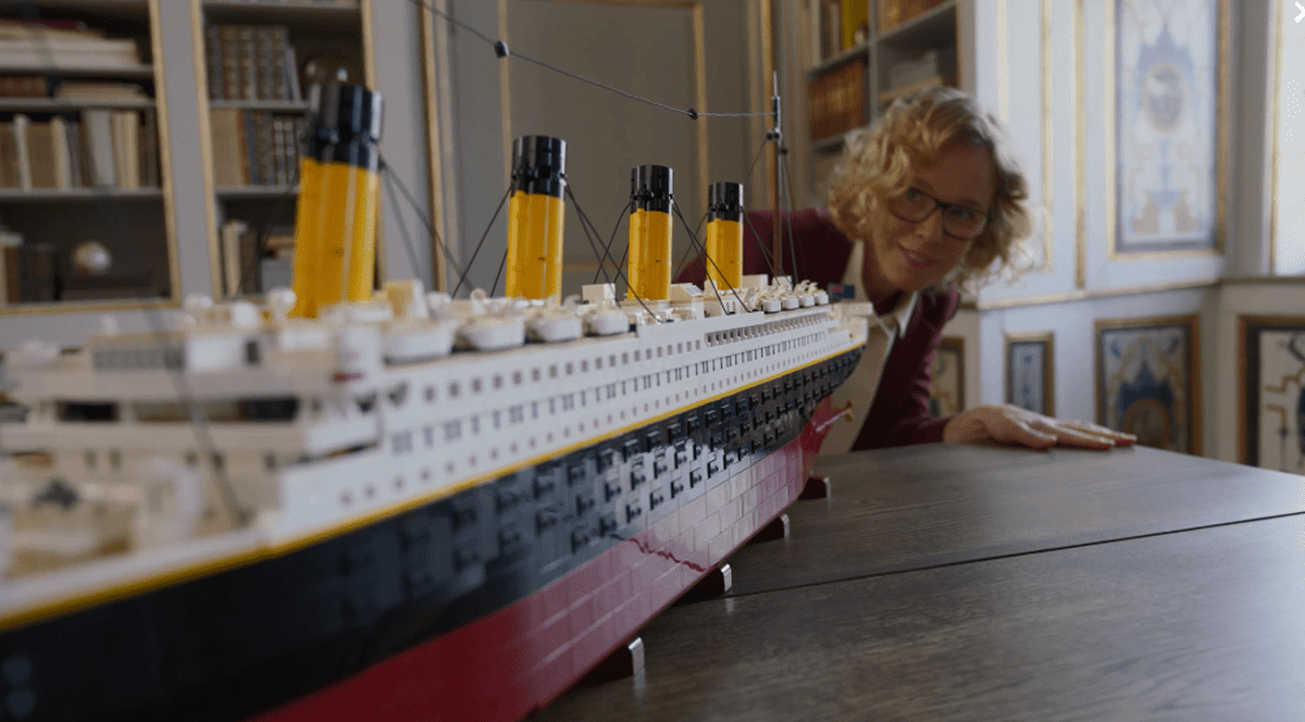 O machetă a vasului Titanic, cel mai mare Lego lansat vreodată. Câte piese conține