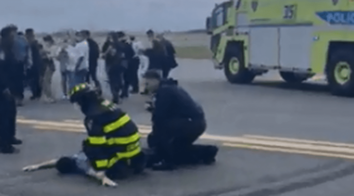 Evacuare de urgență a pasagerilor unui avion care a aterizat la New York după ce un bărbat a pretins că are o bombă