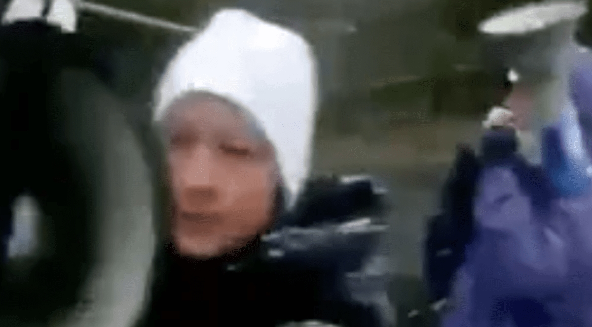 Ce amendă a luat un participant la un protest antivaccin din Germania, după ce a urlat la megafon în urechea unui jurnalist