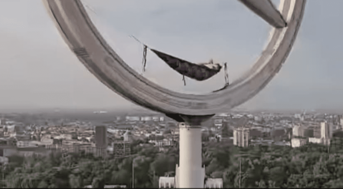 În hamac, la peste 100 de metri înălțime. Imagini virale din Germania