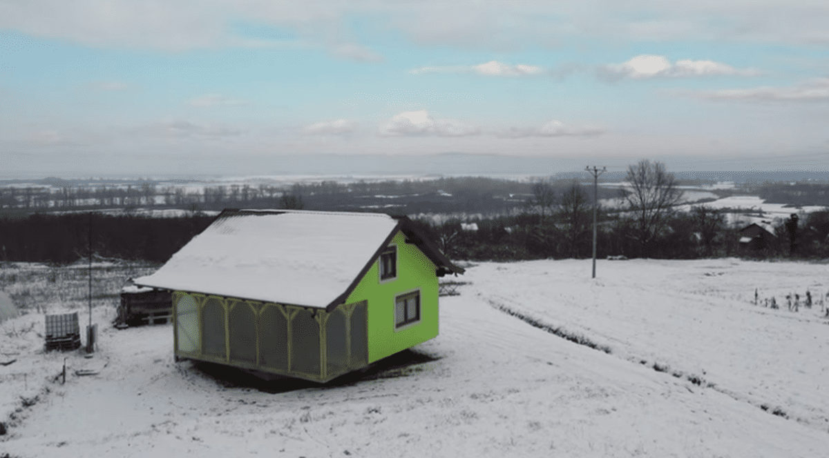 Un bosniac a făcut o casă rotativă pentru a-i oferi soției o panoramă mereu în schimbare