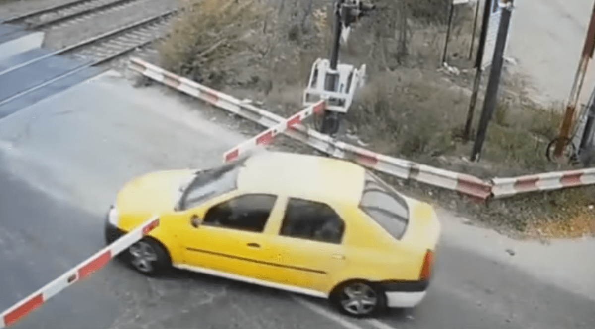 Șofer căutat de polițiști, după ce a forțat o trecere de cale ferată din cartierul bucureștean Andronache