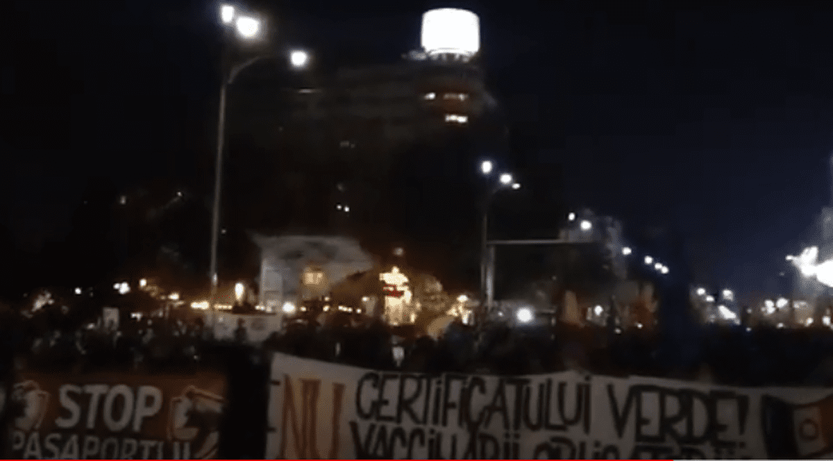 Protest în Piaţa Universităţii din Bucureşti, împotriva vaccinării și certificatului verde. Manifestanții au blocat circulația