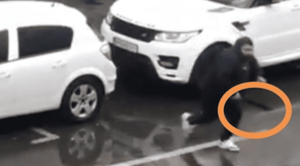 Un ploieștean filmat când amenința cu sabia o altă persoană, în centrul orașului, reținut de polițisti