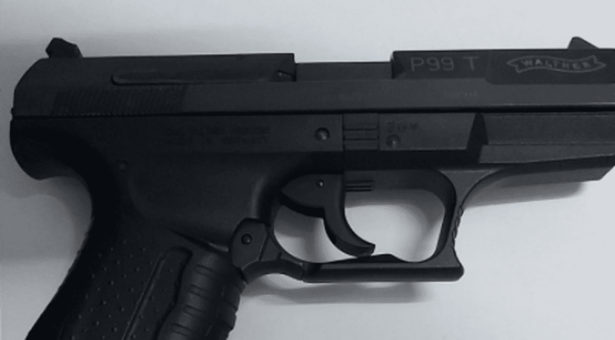 Un tânăr din Constanța a luat pistolul tatălui „să se dea mare” în fața prietenilor. Poliția a deschis dosar penal