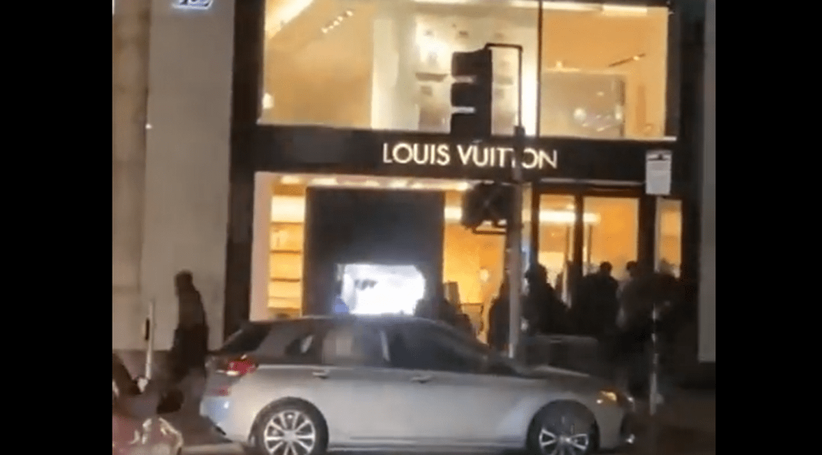 Metodă inedită de jaf în SUA: 80 de hoți au golit un magazin de lux în câteva minute