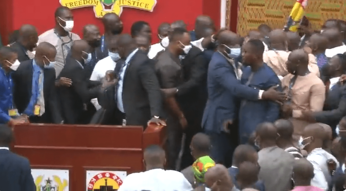 Bătaie între aleși în parlamentul din Ghana, după o propunere de taxare a tranzacțiilor electronice