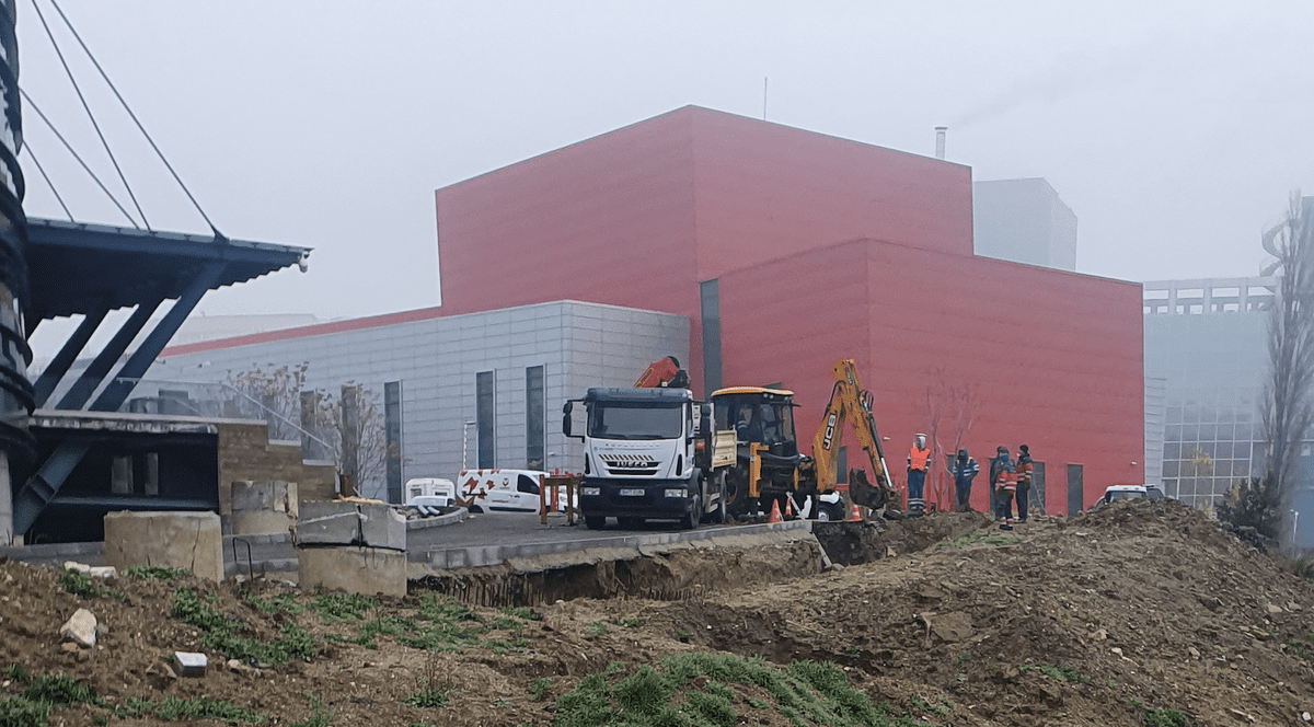 Se sapă din nou la malul de pământ care a înghițit doi muncitori în august. Cine face lucrările de lângă Ministerul Culturii