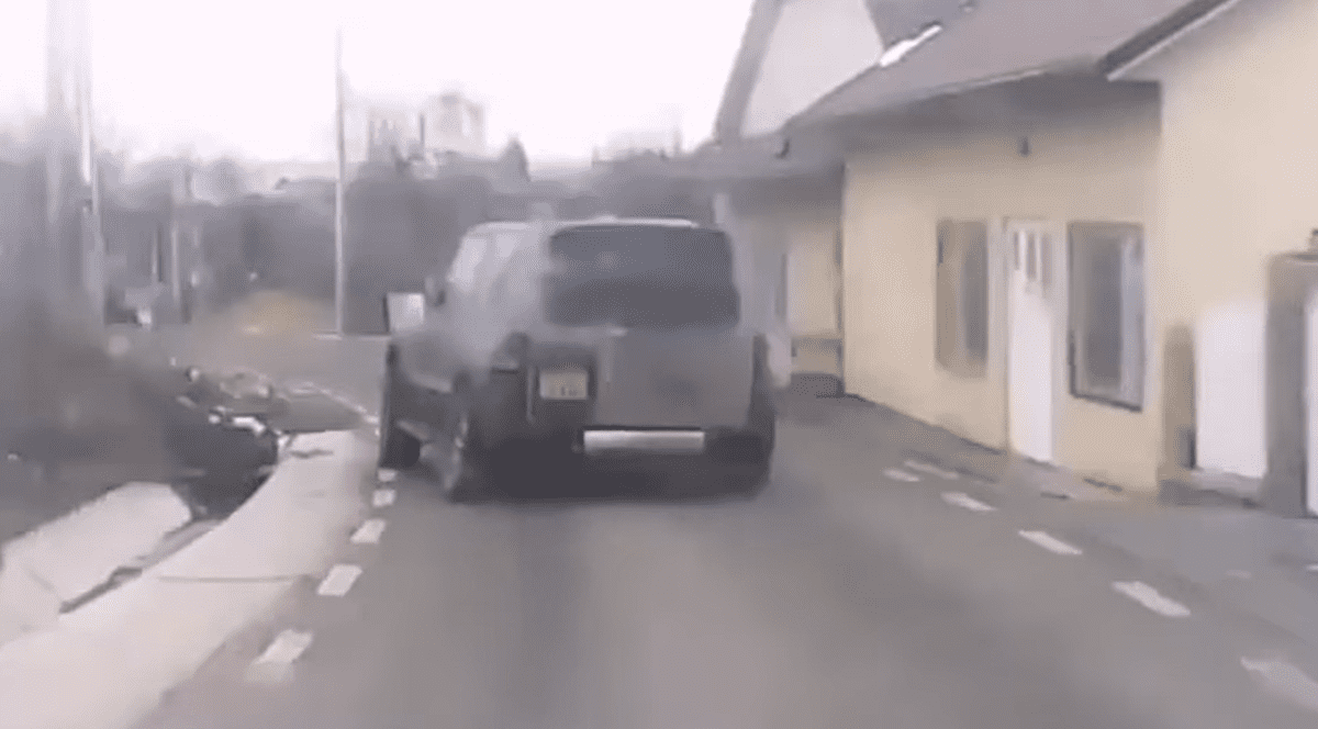 Urmărire ca în filme, în Suceava. O mașină a fost oprită cu focuri de armă, de polițiști: „Toată nebunia, pentru lipsa RCA și ITP”