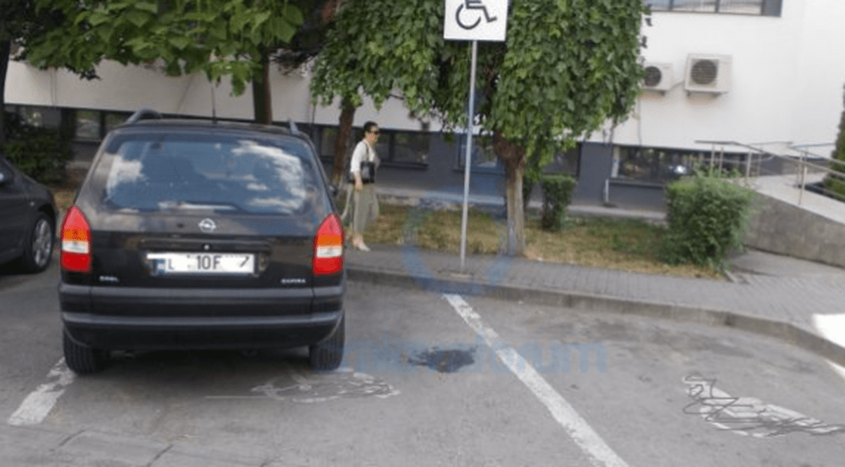 O șoferiță din Cluj, amendată după ce a parcat pe locurile persoanelor cu handicap, a obținut anularea sancțiunii. Cum a motivat instanța