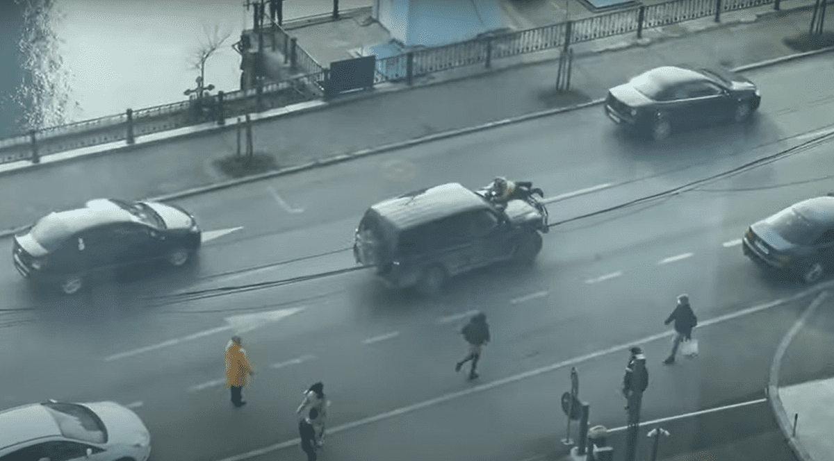 Un șofer a mers cu un biclicist pe capotă, până aproape de o secție de poliție. Apoi a fost reținut