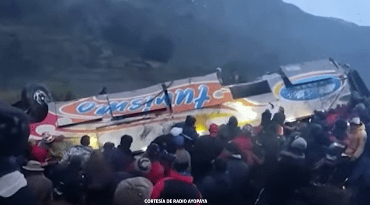 Cel puțin 11 persoane au murit în Bolivia, după ce un autocar a căzut în gol într-o prăpastie de 400 de metri