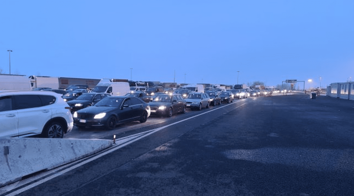 Aglomerație la vămile din vestul țării, pe sensul de ieșire. Timpul de așteptare este de 40 de minute