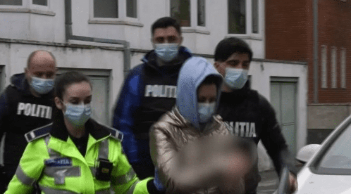 Femeia care și-a bătut fetița de 2 ani, cercetată în libertate. Nu mai are voie să se apropie de copil
