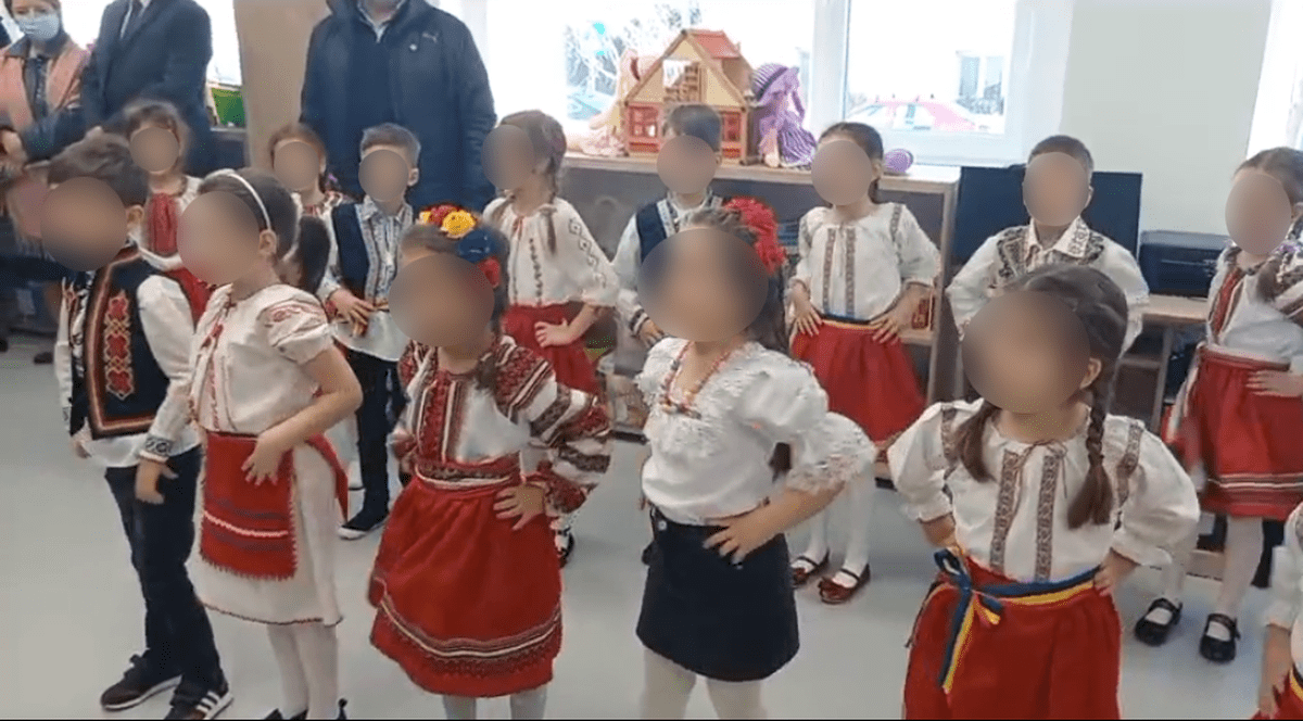 Aflați la cursuri online, copiii de la o grădiniță din Focșani au fost aduși să recite la inaugurarea clădirii, în fața primarului