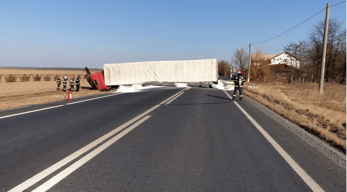 TIR încărcat cu azotat de amoniu, răsturnat în Țăndărei. Evacuări în zonă din cauza riscului de explozie