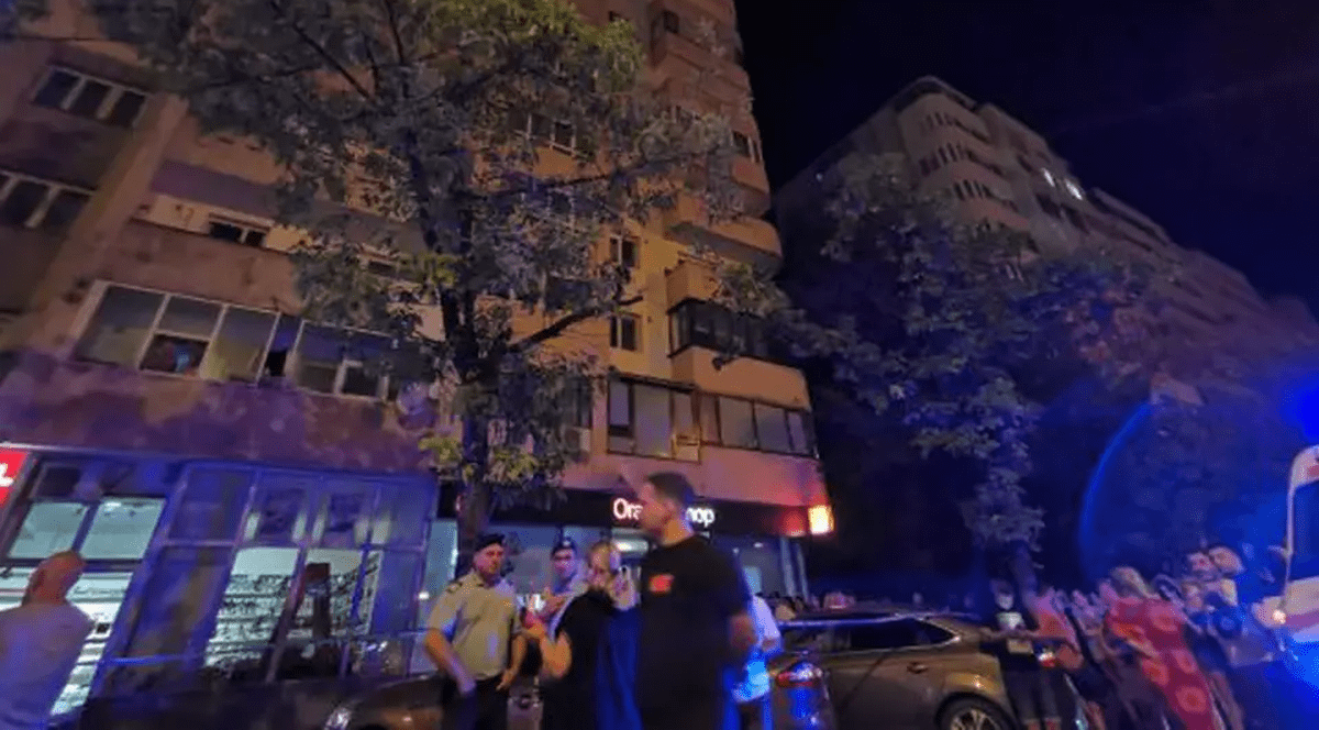 Mama gemenilor căzuți în vară de la etajul 10 al unui bloc din Ploiești, decăzută din drepturile părinteşti. Femeia mai are un băiețel
