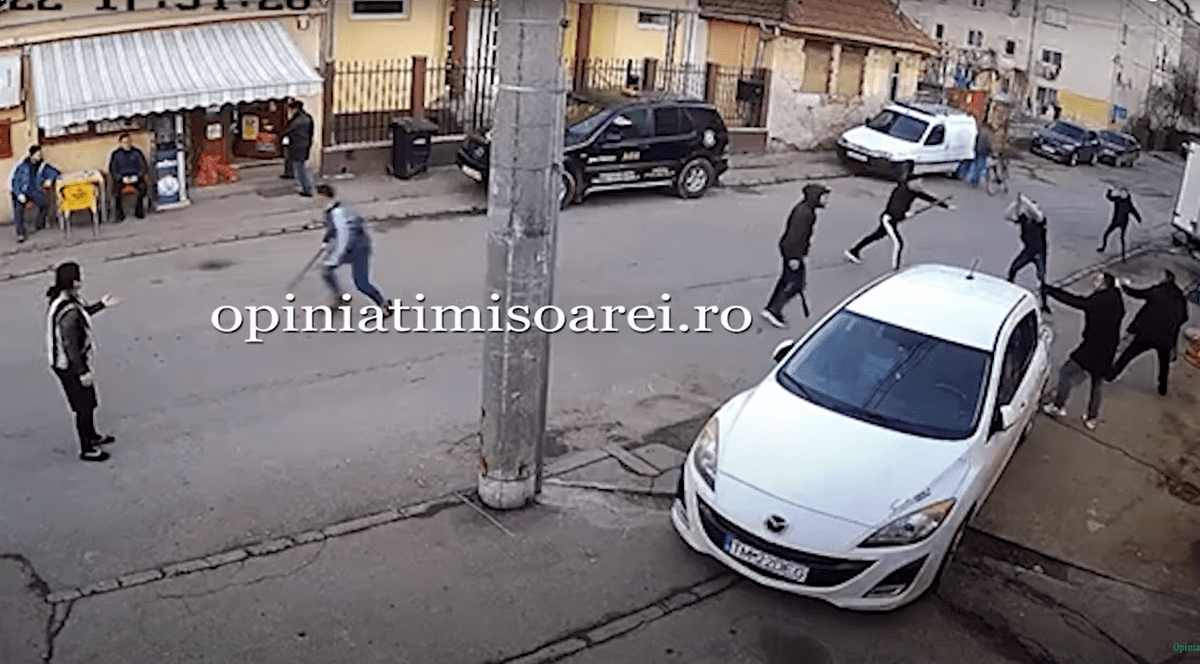 Bătaie cu bâte și topoare pe o stradă din Lugoj, între două familii. Trecătorii au fugit speriați