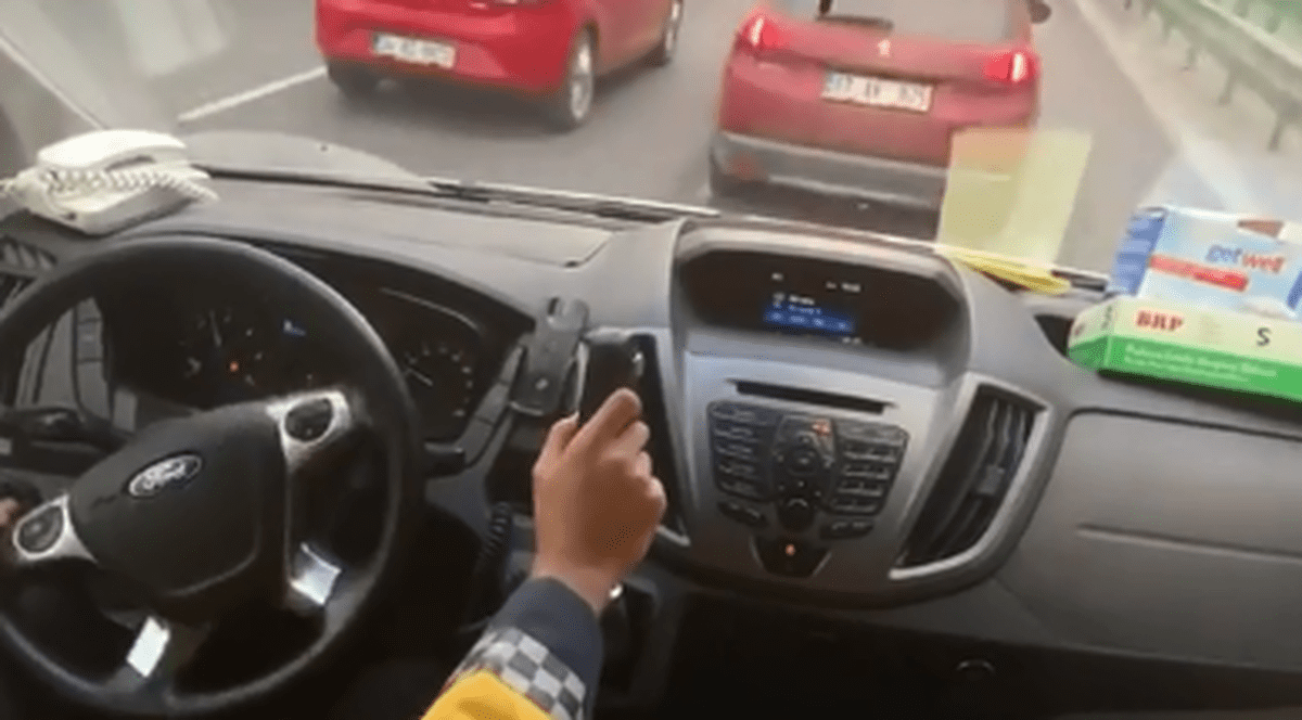 VIDEO | Cursă infernală a unui șofer de ambulanță din Turcia pentru salvarea unui copil care a căzut de la etaj