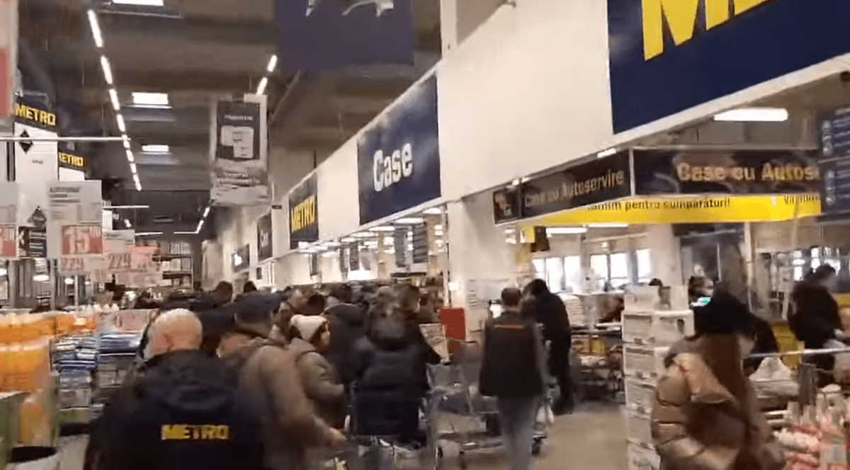 Moldovenii din Chișinău au început să golească rafturile magazinelor, după ce Rusia a atacat Ucraina