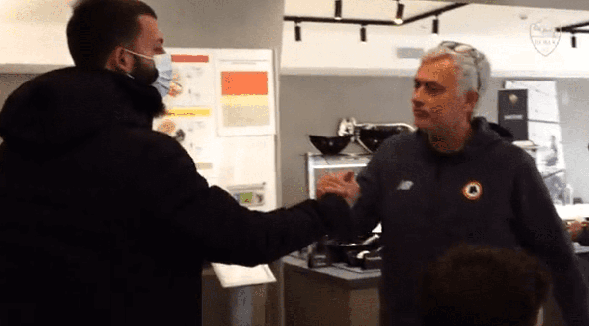 Jose Mourinho a invitat la masă un fan care l-a așteptat pe antrenor o săptămână să-i ureze „La mulți ani”