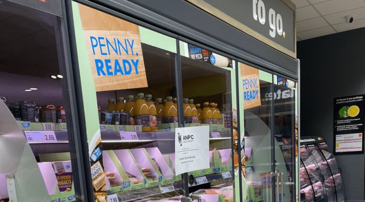 Produse expirate, fructe cu mucegai și vitrine ruginite. Trei magazine Mega Image și Penny, amendate de ANPC