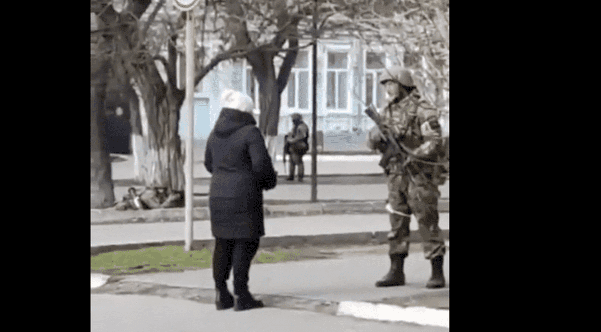 VIDEO | Cum a înfruntat o ucraineancă un soldat rus înarmat: „Ce naiba faceți pe pământul nostru? Sunteți ocupanți. Sunteți dușmani”