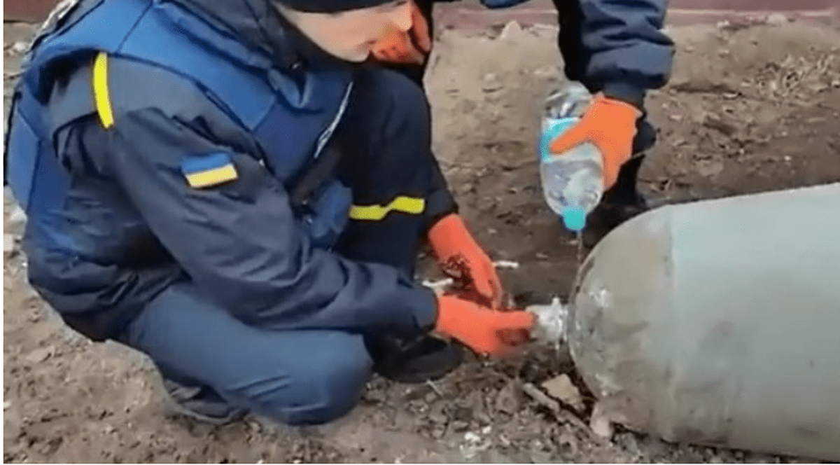 VIDEO VIRAL | Bombă dezamorsată de ucraineni cu mâinile goale și o sticlă cu apă. „Un curaj uluitor”