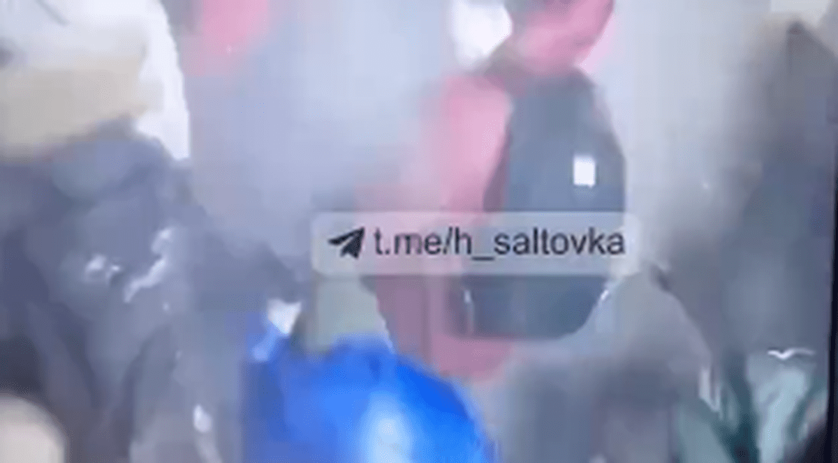 Momentul în care o bombă explodează în fața unui supermarket aglomerat din Harkov