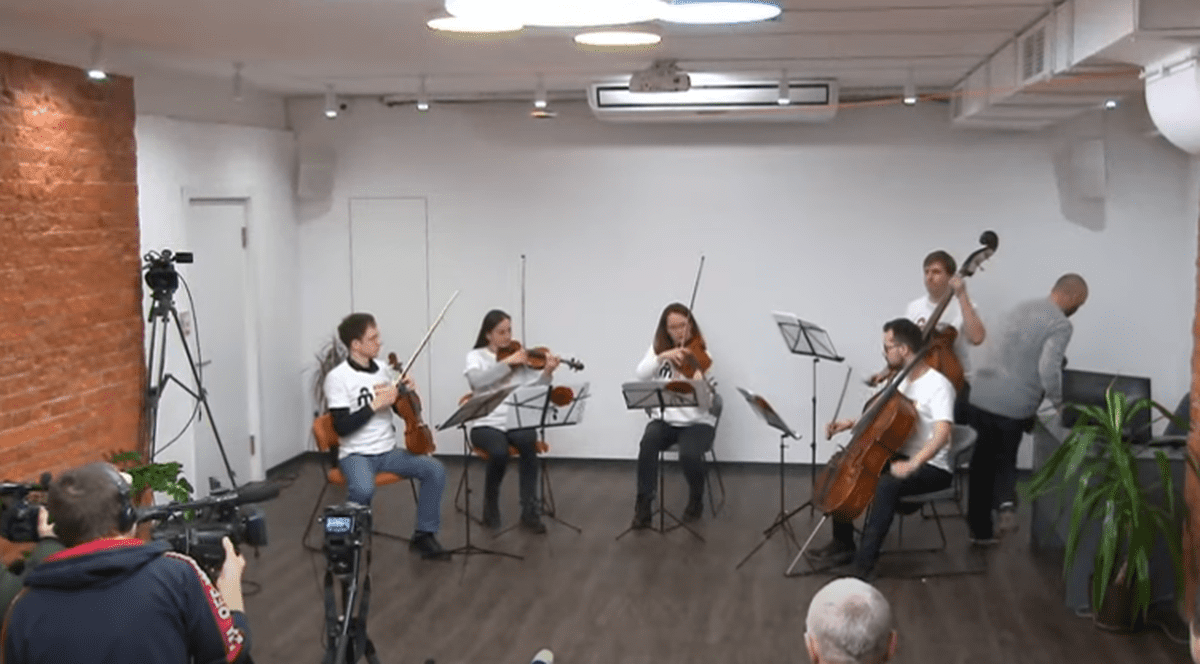 Un festival de muzică clasică, intitulat „Concert printre explozii”, se desfășoară într-un buncăr din Harkiv