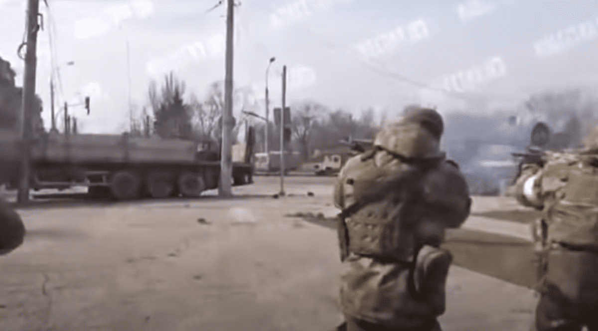 Filmare virală cu luptători ceceni care trag într-un semafor: „O bătălie aprigă între kadîroviți și semaforul Bandera”