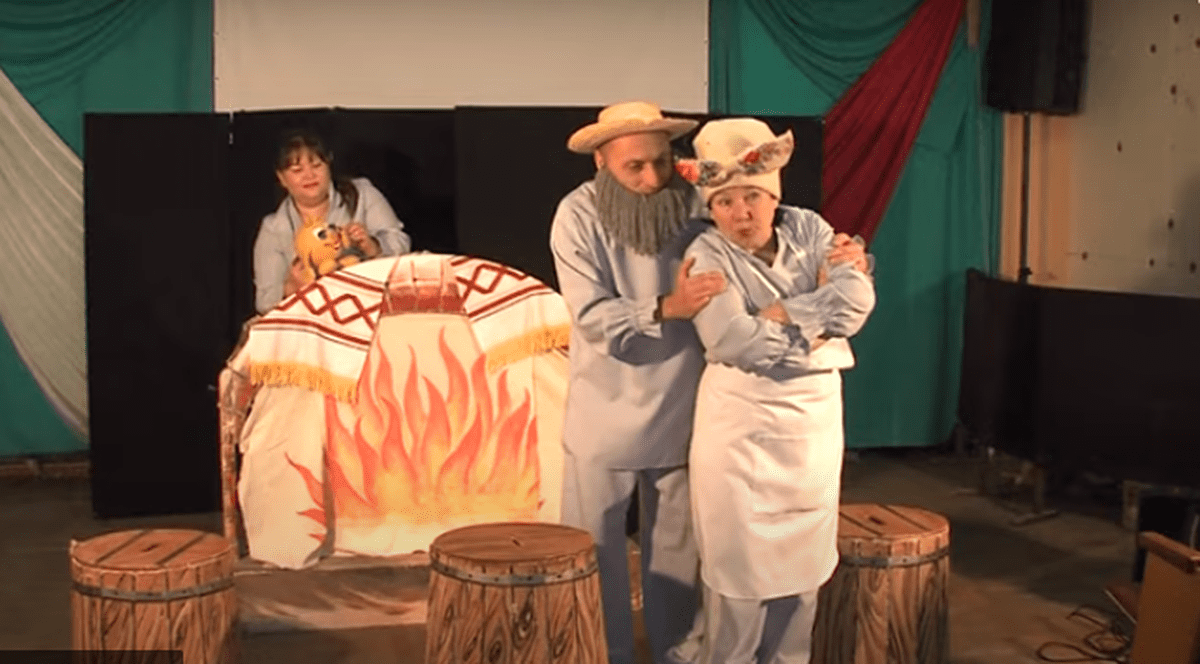 Un teatru de păpuși joacă „Omul de turtă dulce” în subsolul unui hotel din Kropîvnîțkîi, pentru copiii fugiți cu familiile lor din orașele distruse de război
