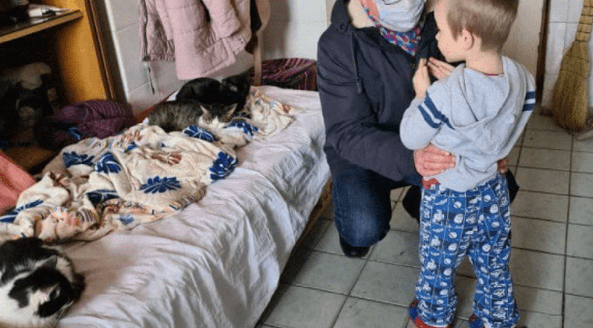 Băiețel de 11 ani din Ucraina, refugiat în Moldova cu mama, bunica și 11 pisici, către angajatul DSP: „Tu ești tatăl meu?”