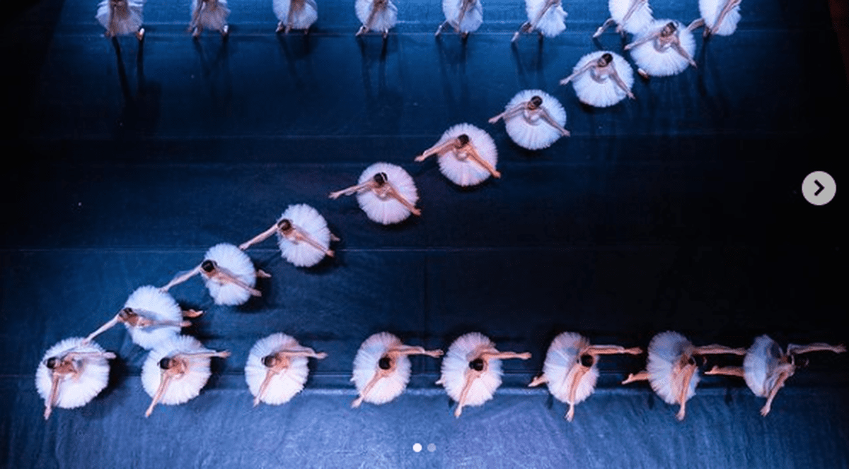 Coregrafie în forma literei „Z”. Balerinele Operei din Donbas și-au afișat pe scenă sprijinul pentru Putin