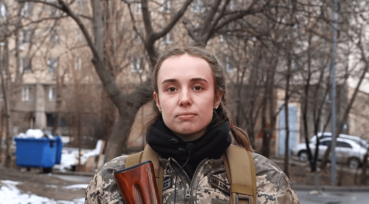 EXCLUSIV. Explozii puternice lângă Kiev. Mărturia pentru români a ucrainencei în vârstă de 25 de ani care a luat arma ca să apere orașul: „Nu capitulăm și vă suntem recunoscători pentru ajutor”