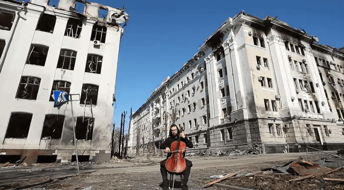 „Muzica, pansamentul sufletului”. Un violoncelist interpretează suite de Bach în fața clădirilor distruse din Harkov, un pianist concertează în fața gării din Lviv