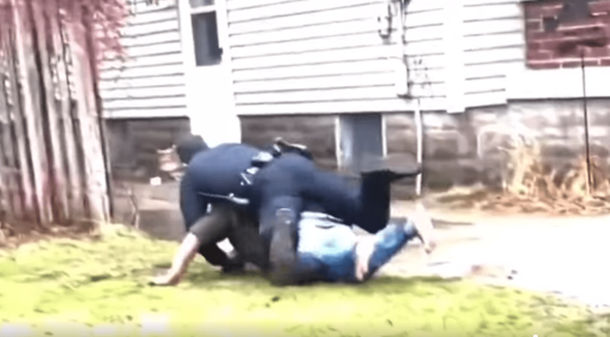 Bărbat afro-american, oprit în trafic și apoi împușcat mortal de un poliţist în cursul arestării. Filmarea intervenției din Michigan a fost făcută publică
