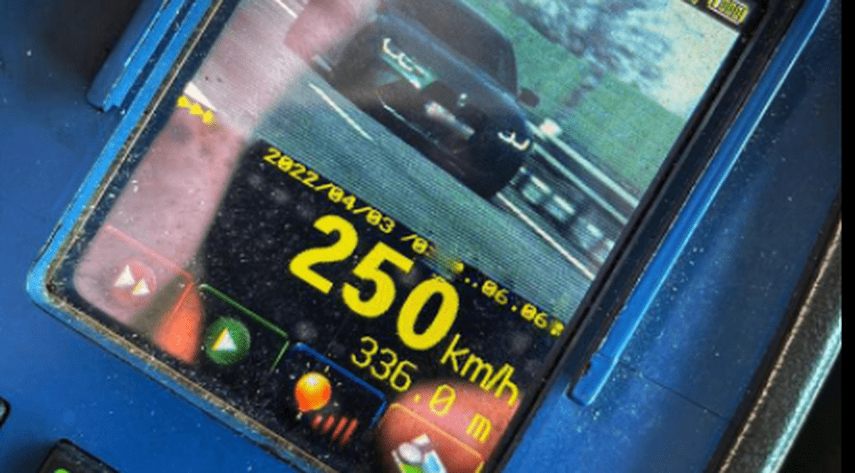 Șofer prins gonind cu 250 km/oră pe Autostrada Soarelui. Poliția Română: „Rachetă nu-i!”