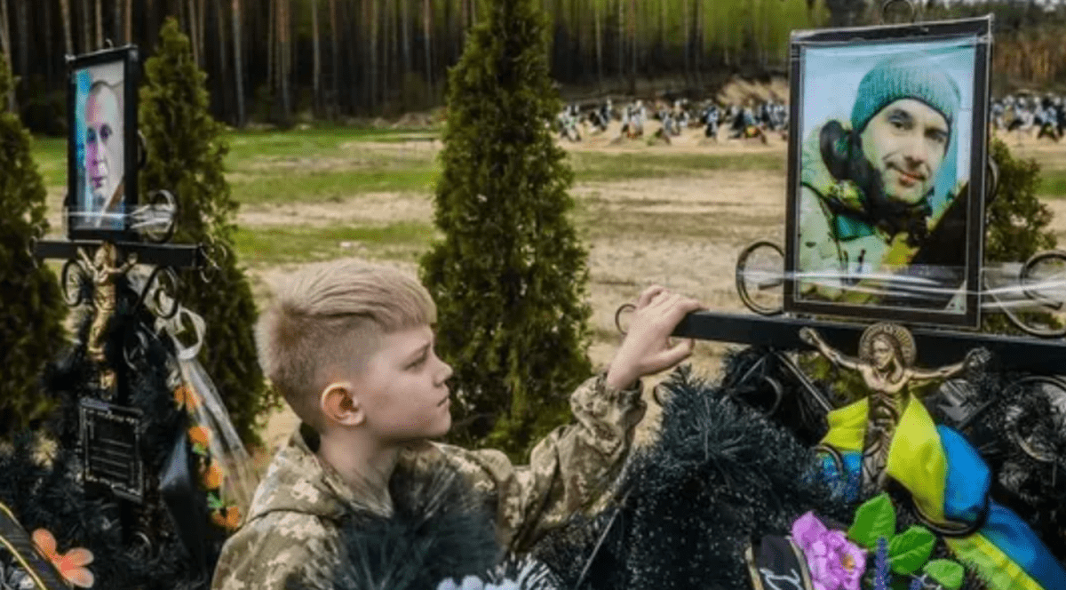 Un băiat de 10 ani vizitează constant mormântul tatălui său, care a murit în timp ce apăra orașul Irpin