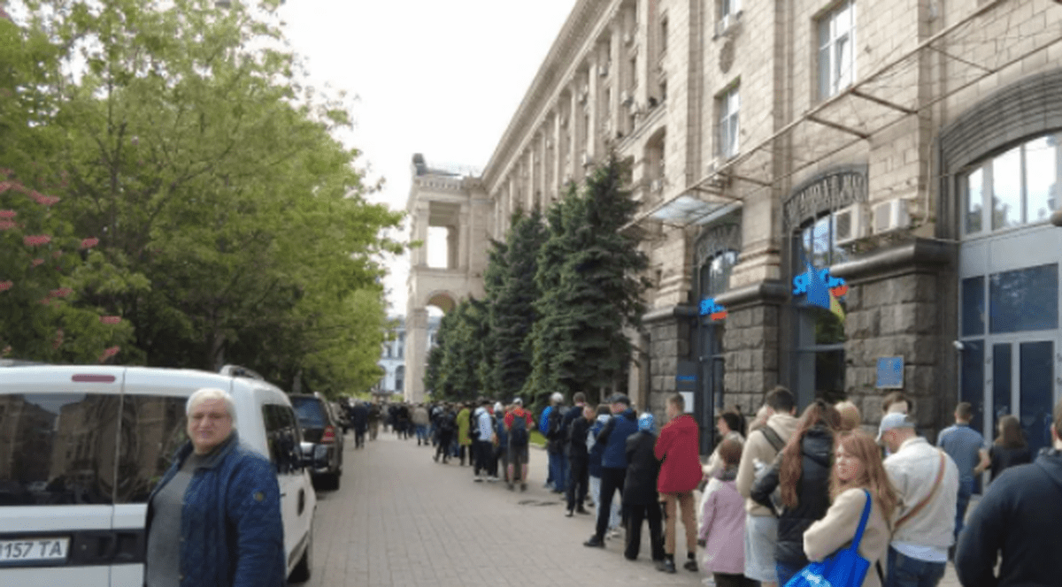 Sute de oameni stau la coadă încă de dimineață, la Kiev, pentru noul tiraj al timbrului poștal cu celebra replică „Navă rusească, du-te naibii”