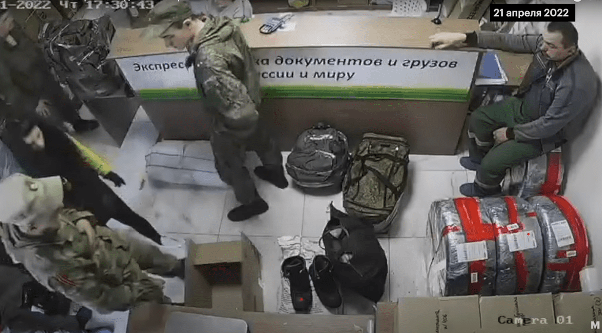 58 de tone de lucruri furate au trimis soldații ruși acasă, de la începutul războiului. Ce obiecte au fost găsite în pachete