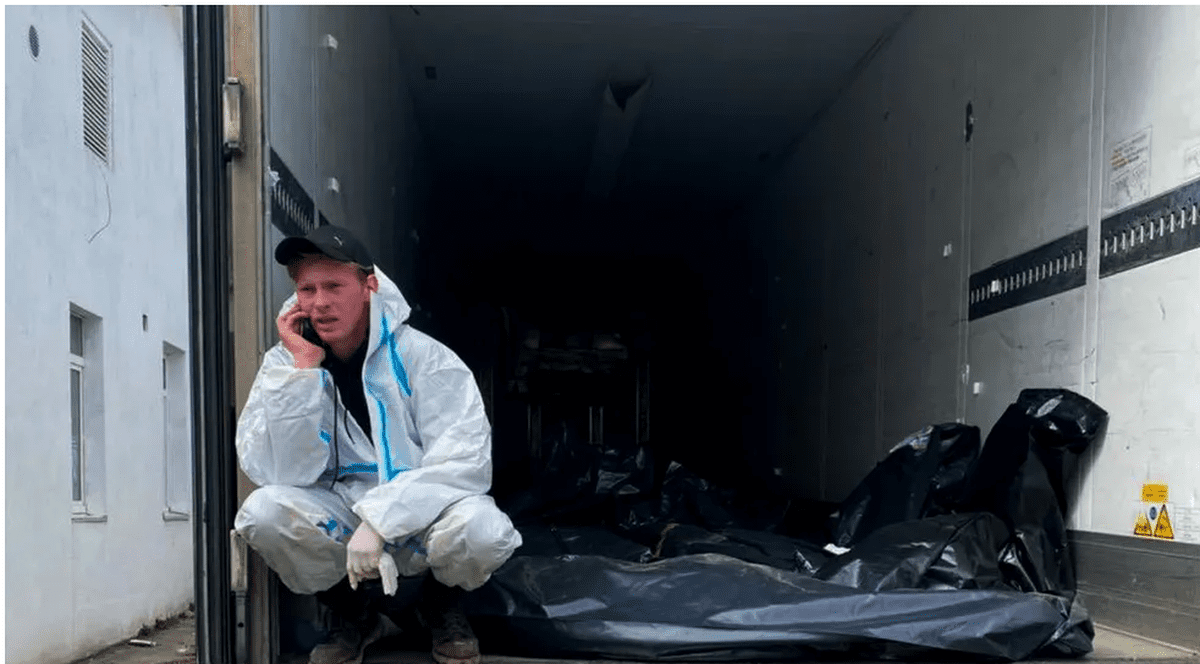 „Ai venit la război să ucizi o bunică în scutec?” Ororile văzute de un tânăr care a făcut înmormântări sub bombardamente, iar acum face deshumări în Bucha 