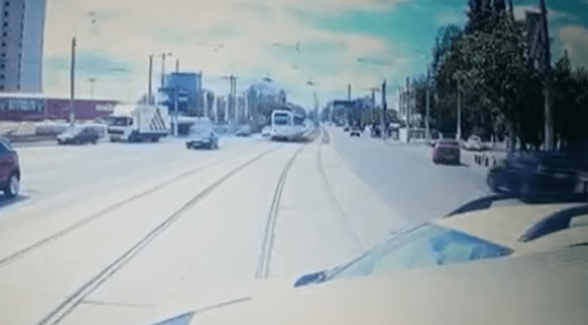 VIDEO |  Momentul în care un tramvai lovește patru mașini, într-o intersecție din București