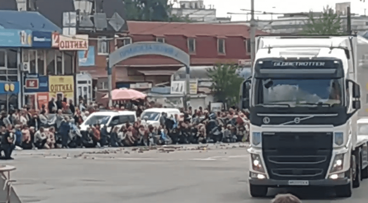 VIDEO | Zeci de mii de ucraineni, în genunchi în fața sicrielor a nouă polițiști din același oraș, uciși de o rachetă rusească